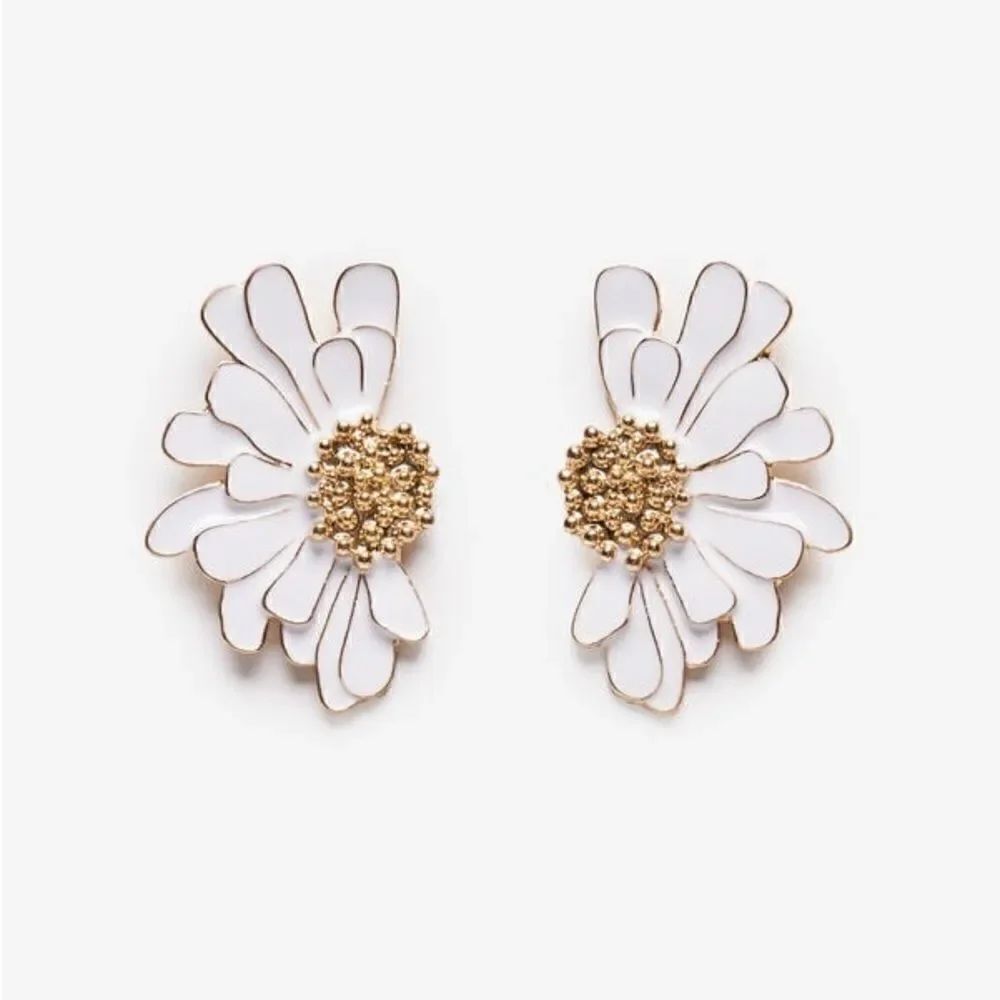 White flower earrings #369